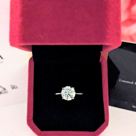 2CT Stunning Authentic Moissanite 4 Prong Engagement Bridal Wedding Ring-Size 7 - Picture 1 of 5